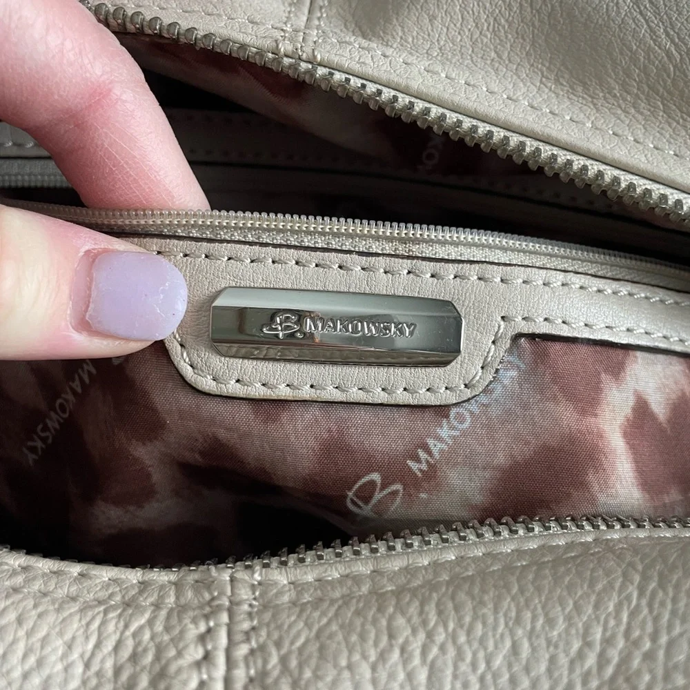 LC: ⭐️HP⭐️ B. Makowsky Leather White Cream Purse with Animal Print Inside - Picture 5 of 15